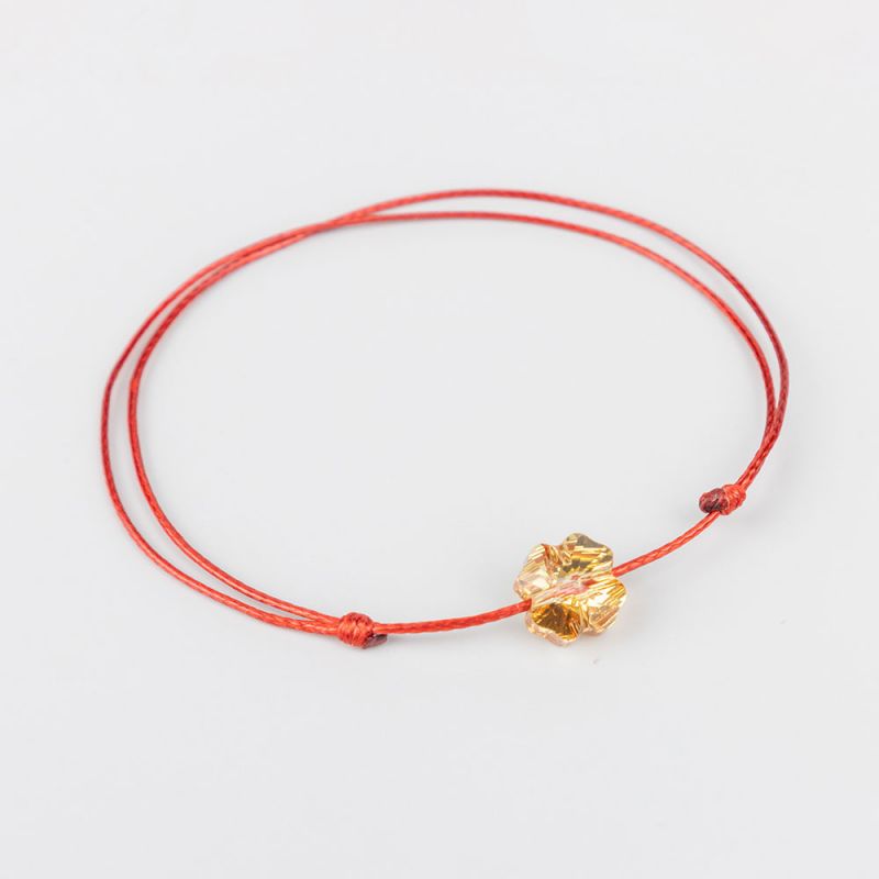 Гривна с червен конец и златна детелина кристал Swarovski elements