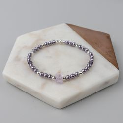 Виолетова гривна с кристални перли Swarovski и пеперуда