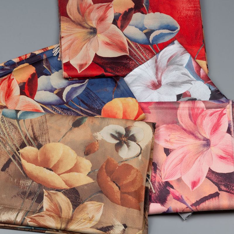 Есенен дамски шал в бежов цвят с цветя
