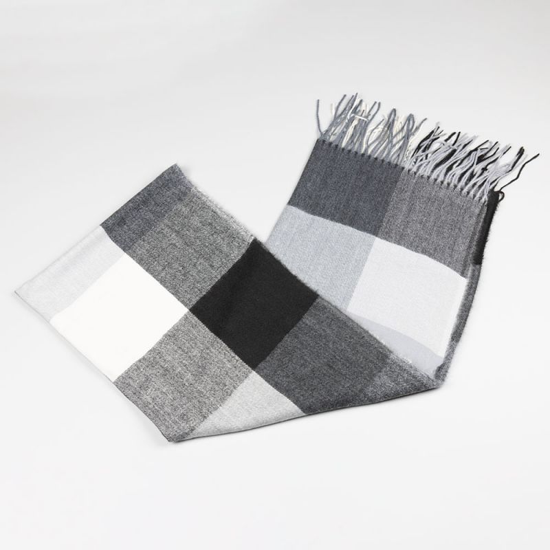 Зимен дамски шал на квадрати в сив и черен цвят
