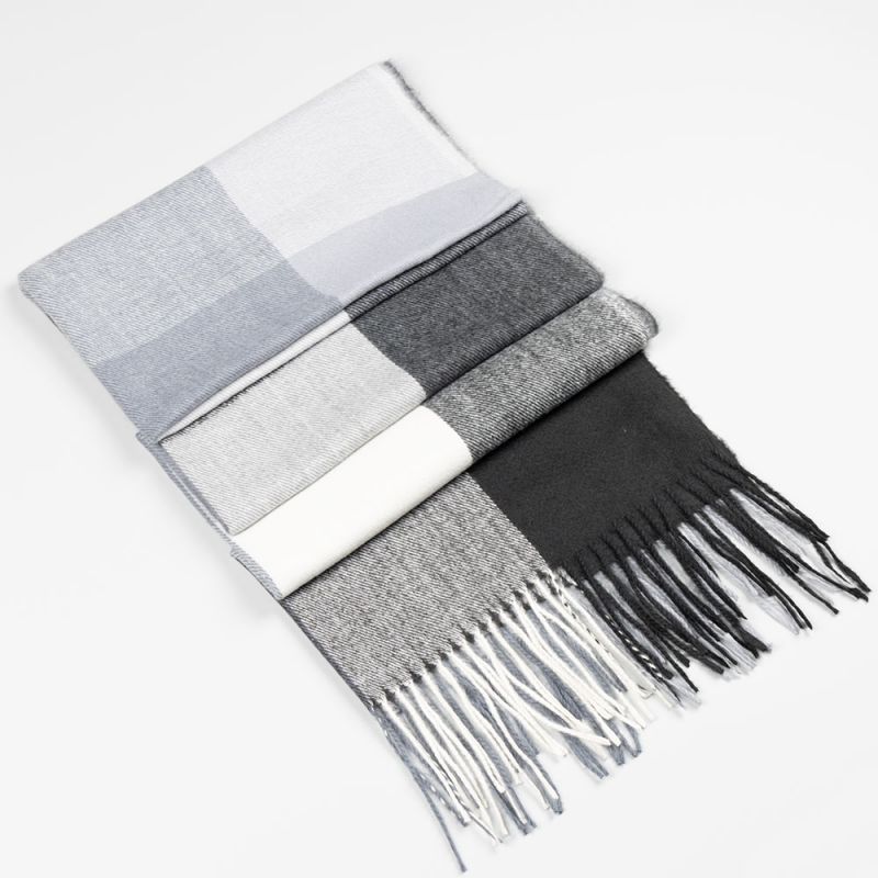 Зимен дамски шал на квадрати в сив и черен цвят